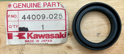 NEW GENUINE KAWASAKI 44009-025  OIL SEAL