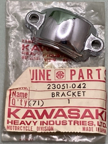 NEW GENUINE KAWASAKI 23051-042 BRACKET TURN SIGNAL