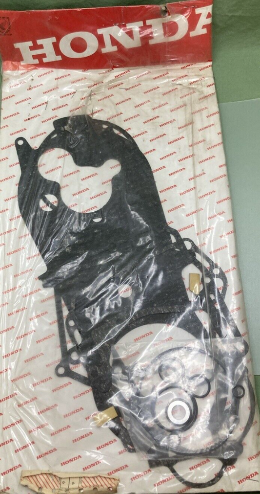 NEW GENUINE HONDA 061B1-GE1-713 GASKET SET - COMPLETE - SEE PHOTOS
