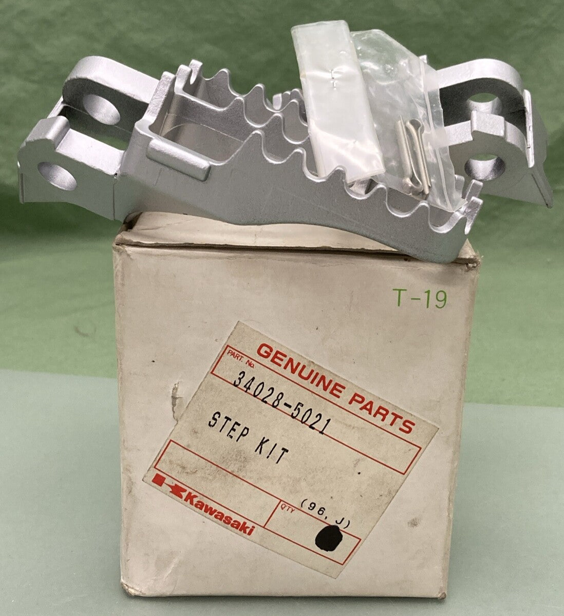 NEW GENUINE KAWASAKI 34028-5021 STEP KIT RIGHT AND LEFT