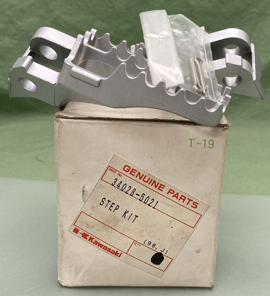 NEW GENUINE KAWASAKI 34028-5021 STEP KIT RIGHT AND LEFT