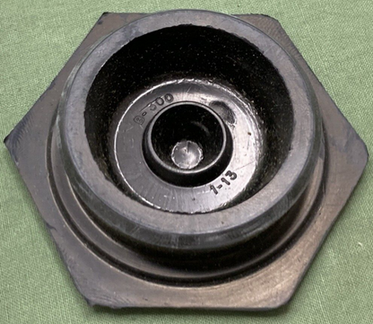 NEW GENUINE FEDERAL MOGUL OIL SEAL B300 Cap Plug