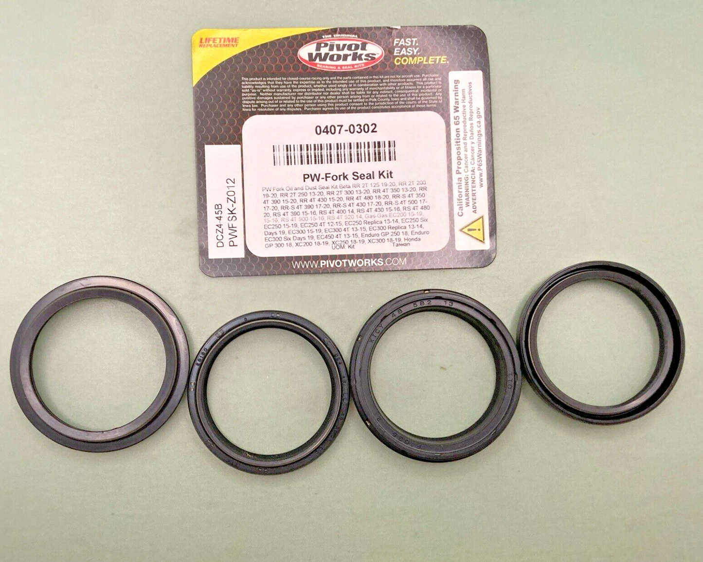 NEW PIVOT WORKS 0407-0302 FORK SEAL KIT PWFSK-Z012