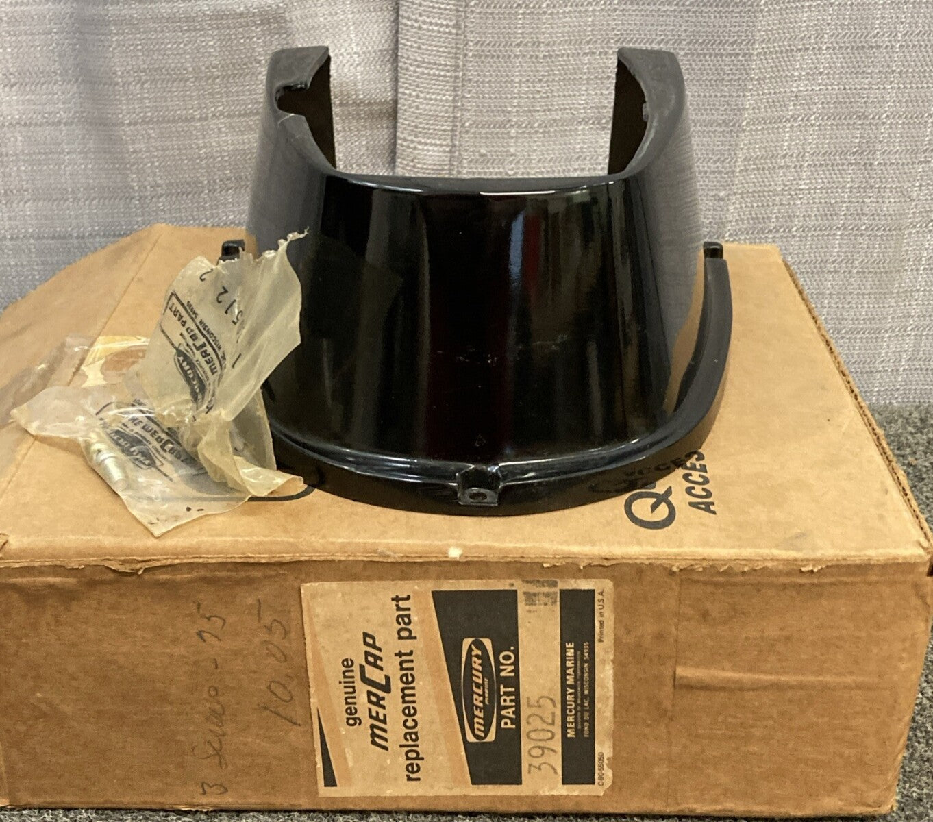 NEW GENUINE MERCURY 39025 COVER TRIM TO BOTTOM COWL OUTBOARD 9.8HP