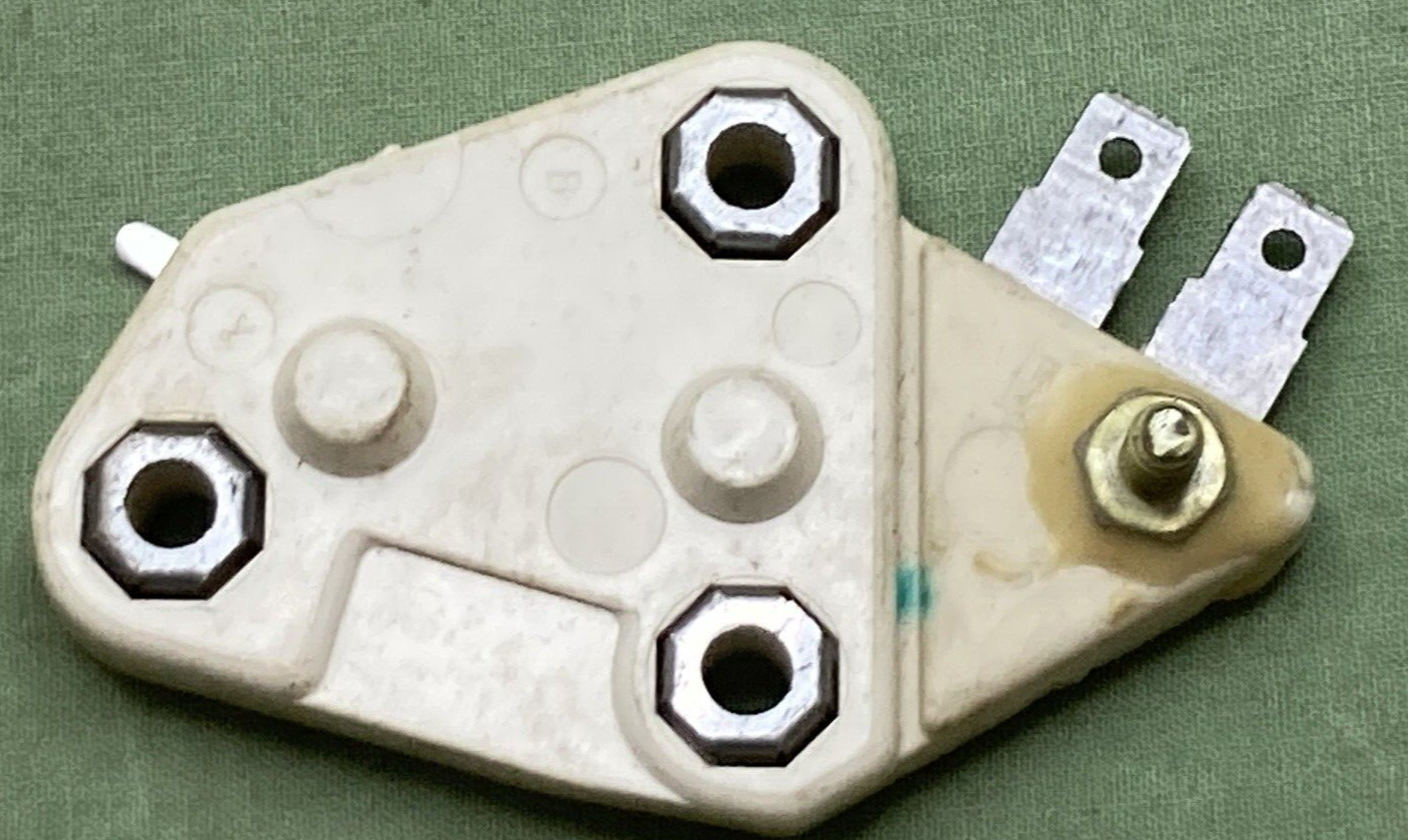 NEW GENUINE DELCO REMY 1880088 REGULATOR ALTERNATOR 14.8V