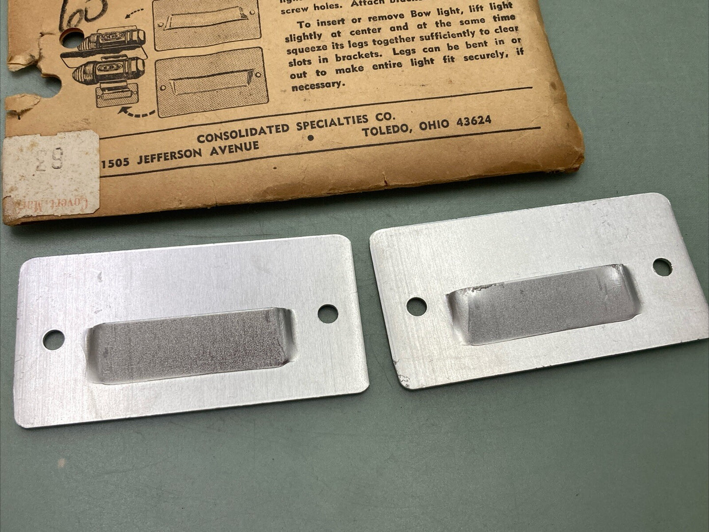 NEW CONSOLIDATED SPECIALTIES CO. BRACKET FOR HOLDING SEE-SEA BOW LIGHT, NO SCREW