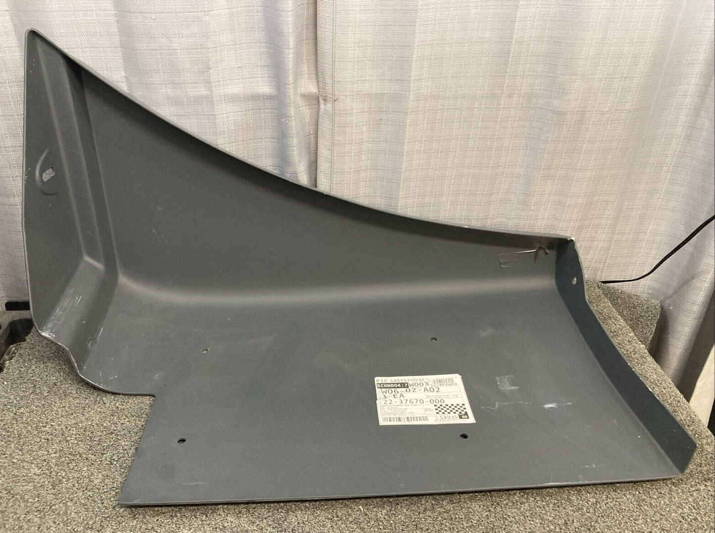 NEW GENUINE FRIEGHTLINER 22-37670-000 Quarter Fender LH, Glass Fiber Reinforced