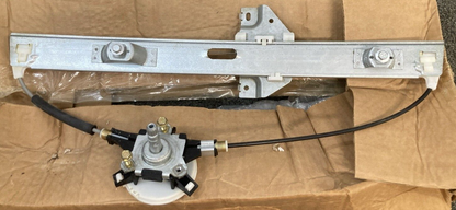 NEW GENUINE ACDELCO 11R525 MANUAL WINDOW REGULATOR CHEVY SATURN GM 19297457