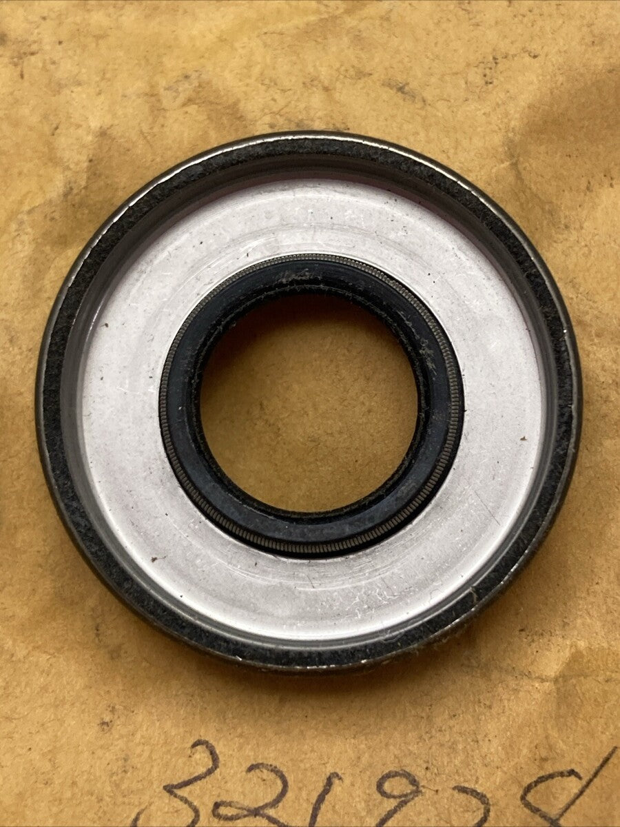 NEW REPLACES OMC 321928 OIL RETAINER
