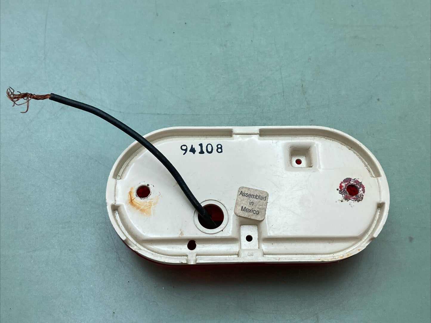 SIGNAL-STAT 77-557 RED OVAL LENS ASSEMBLY SAE PCA 81 94108