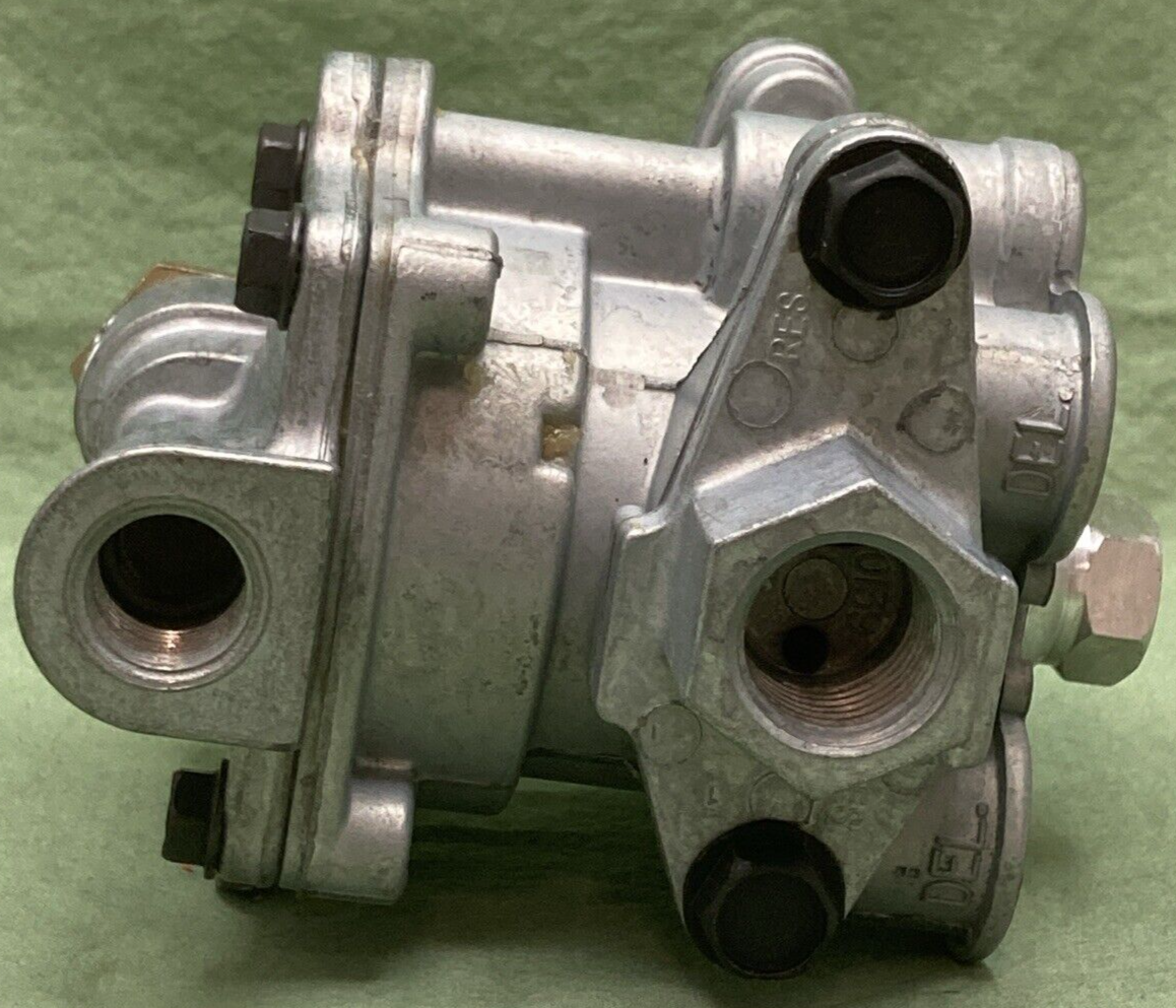 NEW SEALCO 110171 1/2" AND 3/8" RESERVOIR PORTS SPRING BRAKE CONTROL VALVE