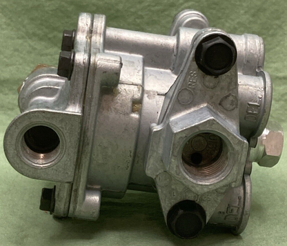 NEW SEALCO 110171 1/2" AND 3/8" RESERVOIR PORTS SPRING BRAKE CONTROL VALVE
