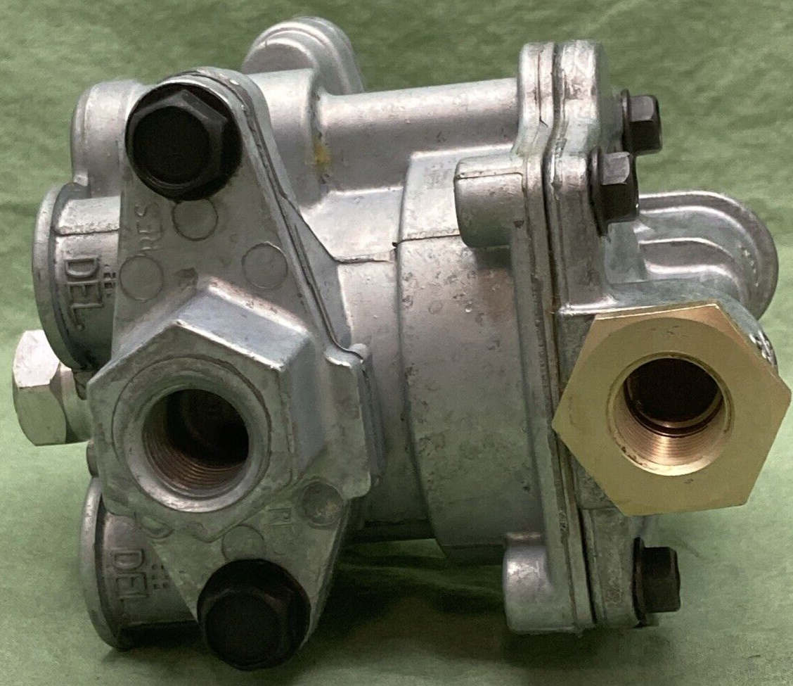 NEW SEALCO 110171 1/2" AND 3/8" RESERVOIR PORTS SPRING BRAKE CONTROL VALVE