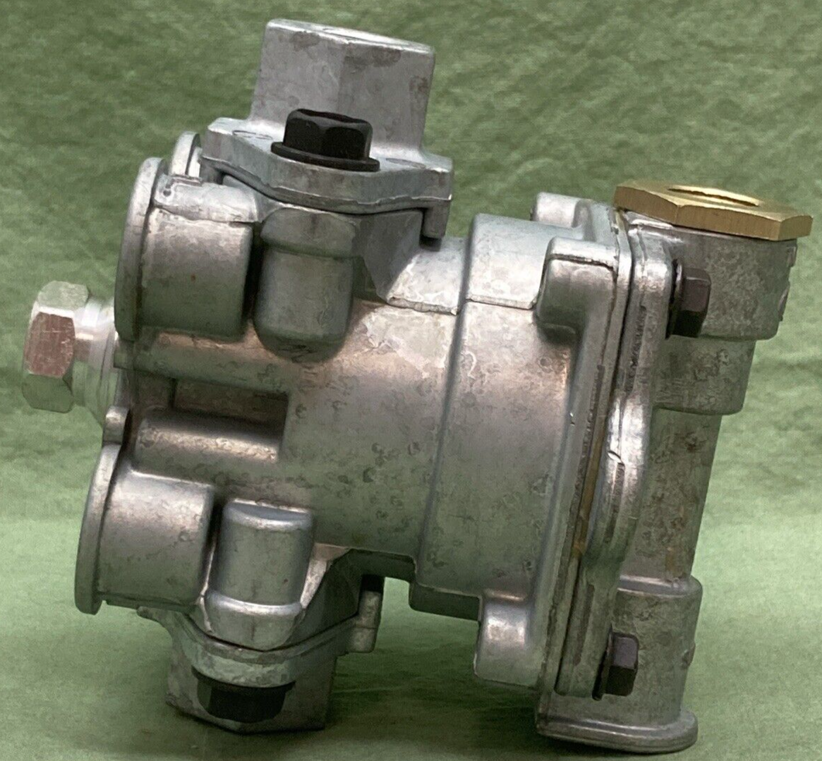 NEW SEALCO 110171 1/2" AND 3/8" RESERVOIR PORTS SPRING BRAKE CONTROL VALVE