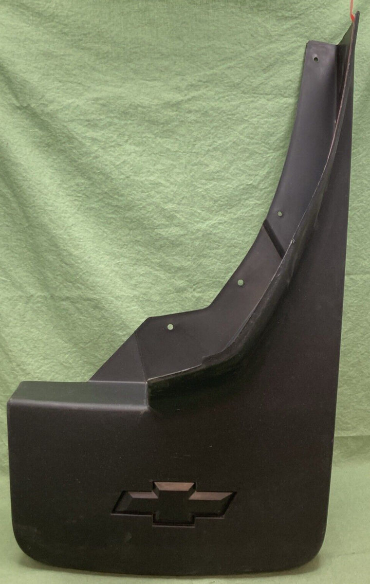 NEW GENUINE GM 22894882 Right Rear Mud Flap