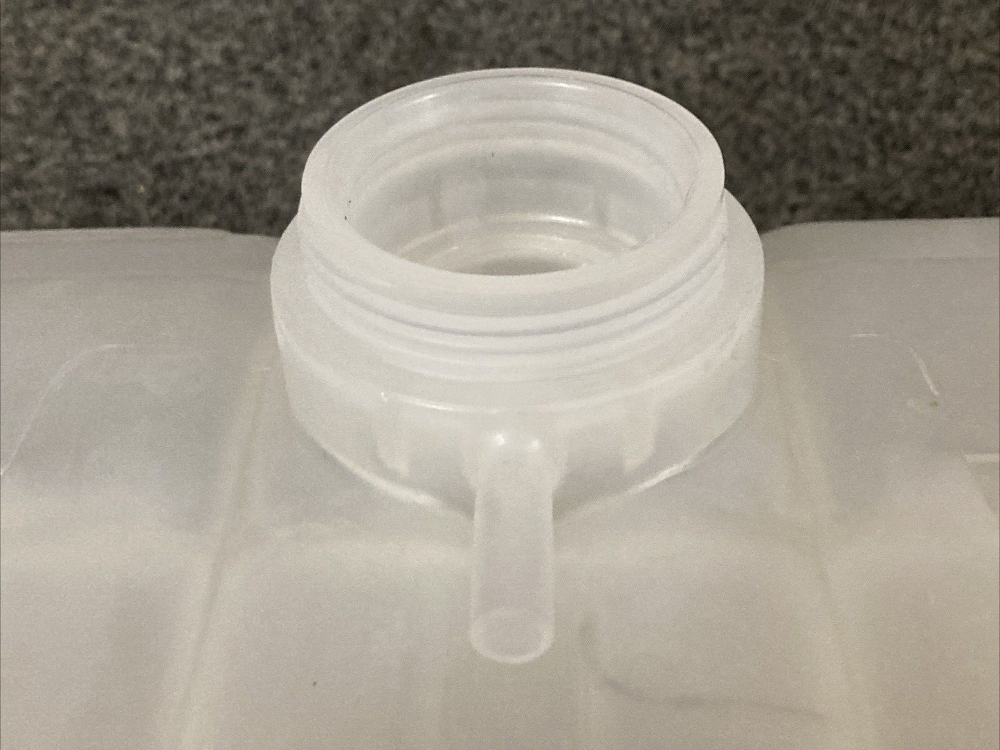 NEW GENUINE FREIGHTLINER 05-23045-002 COOLANT RESERVOIR SURGE TANK