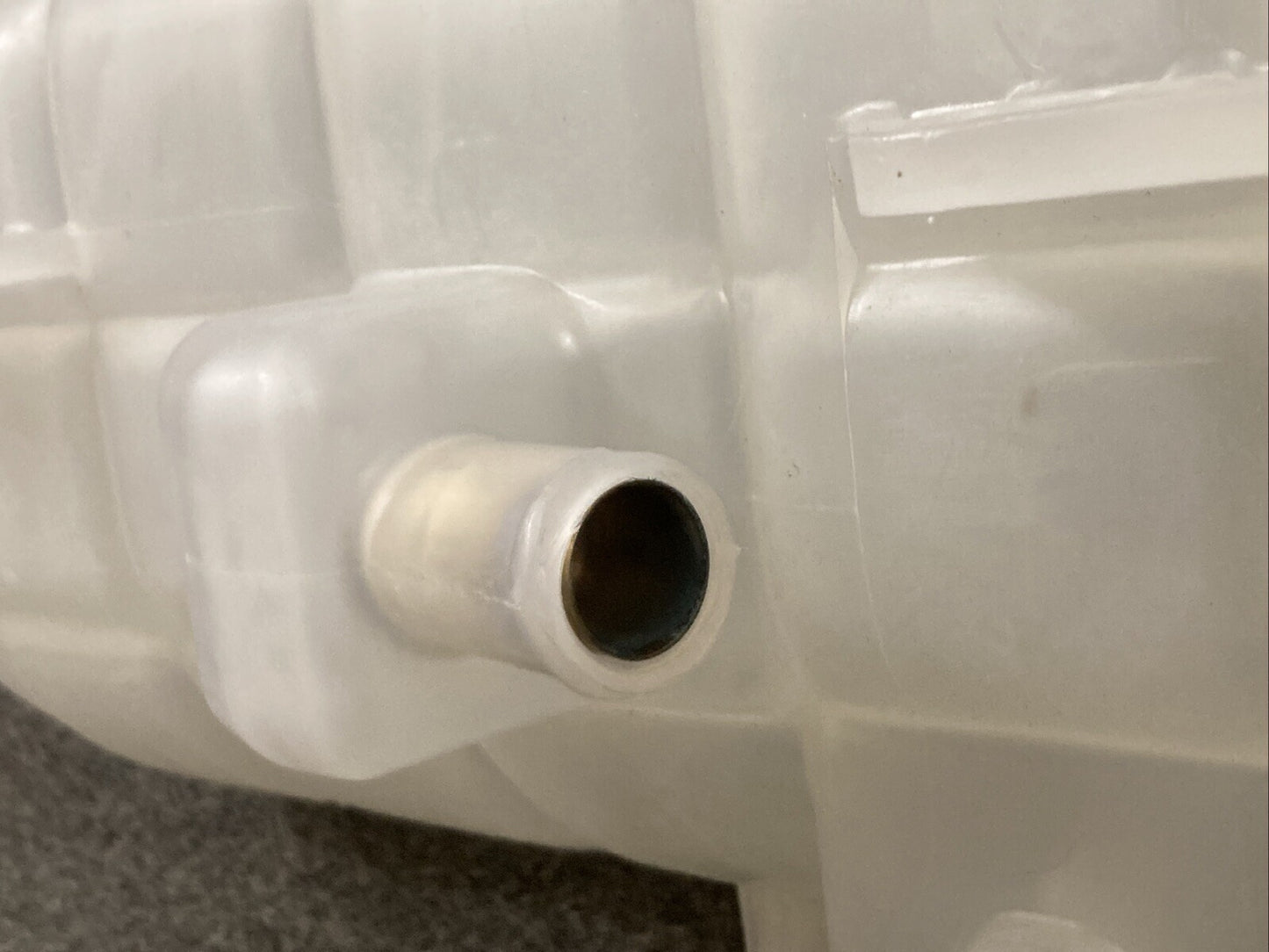 NEW GENUINE FREIGHTLINER 05-23045-002 COOLANT RESERVOIR SURGE TANK