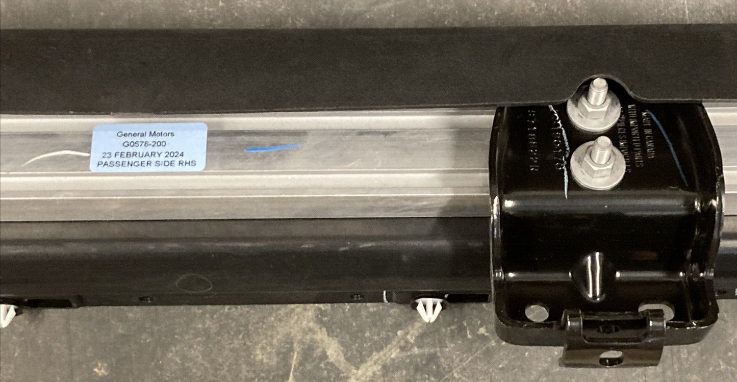 NEW GENUINE GM 23295045 STEP RUNNING BOARD RIGHT PASSENGER