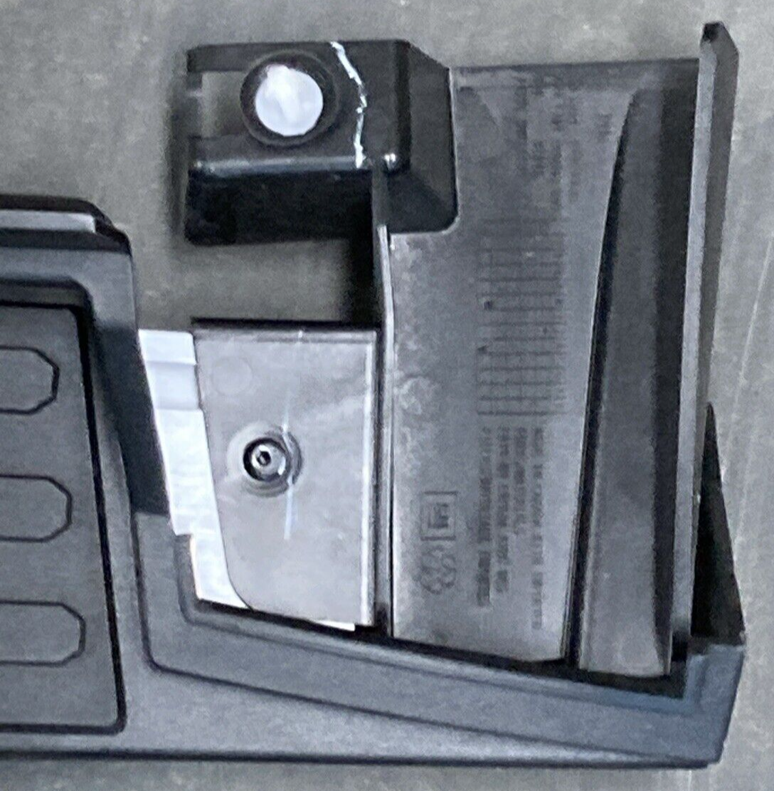 NEW GENUINE GM 23295045 STEP RUNNING BOARD RIGHT PASSENGER