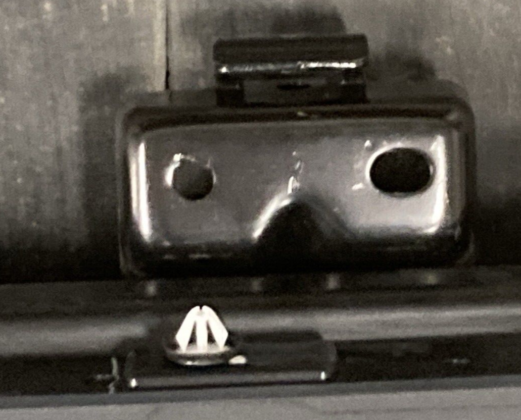 NEW GENUINE GM 23295045 STEP RUNNING BOARD RIGHT PASSENGER