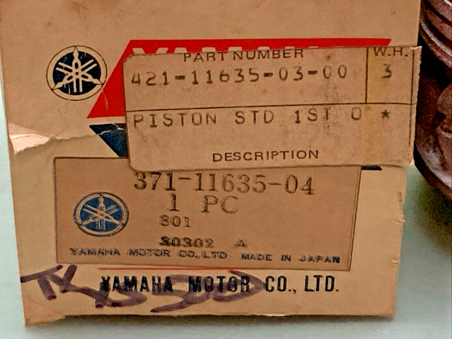 NEW GENUINE YAMAHA 371-11635-04 PISTON 0.25 O/S