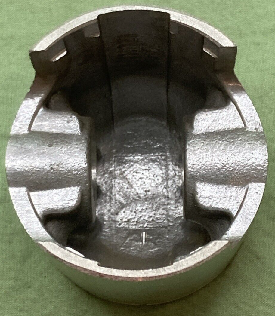 NEW GENUINE YAMAHA 248-11635-71 PISTON 1ST  0.25 O/S