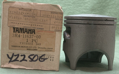 NEW GENUINE YAMAHA 3R4-11637-00 PISTON 3RD 0.75 O/S
