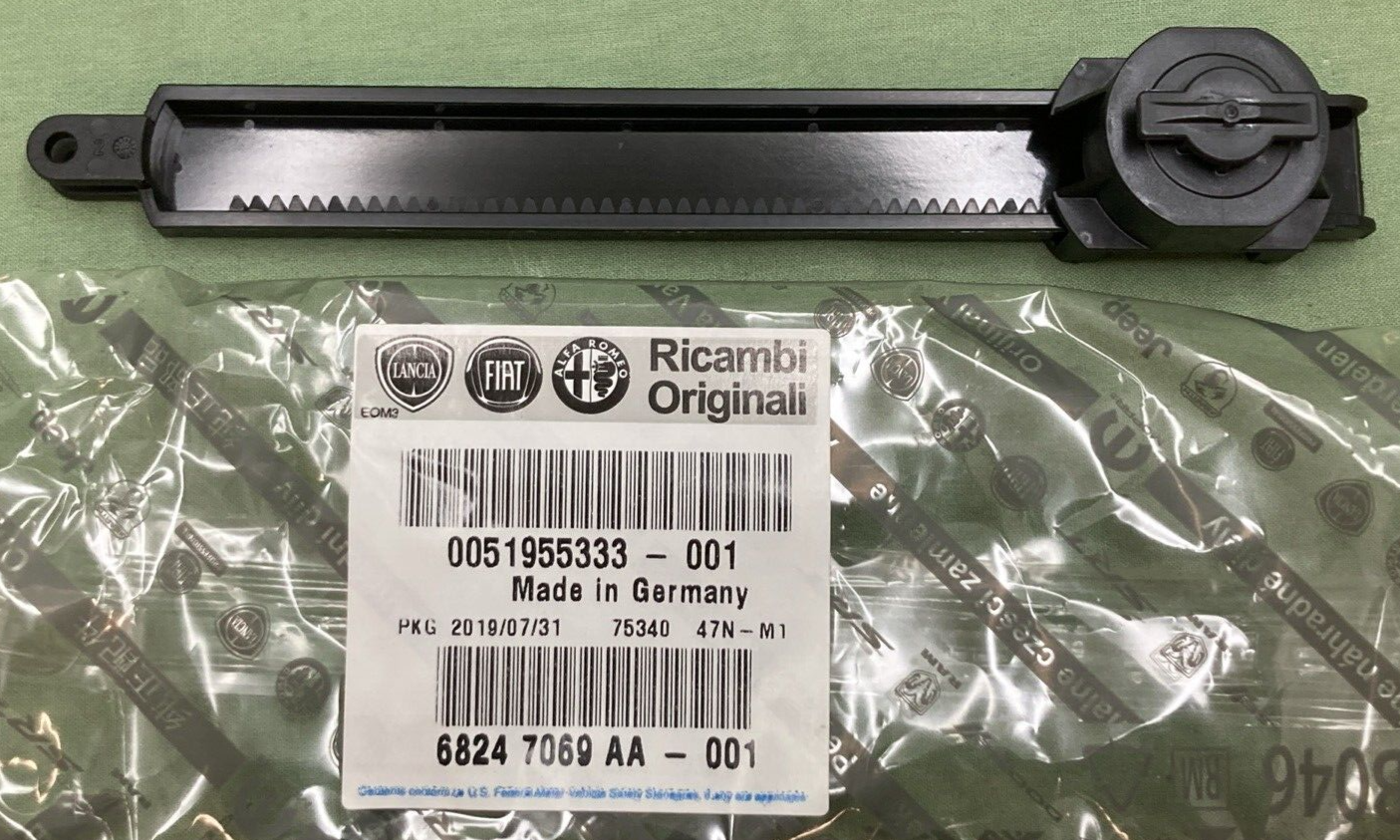 NEW GENUINE RICAMBI ORIGINALI 68247069AA GLOVE BOX DOOR DAMPENER FITS DODGE