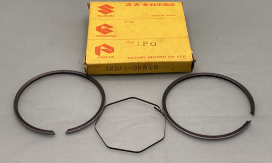 NEW GENUINE SUZUKI 12101-25810 PISTON RING SET