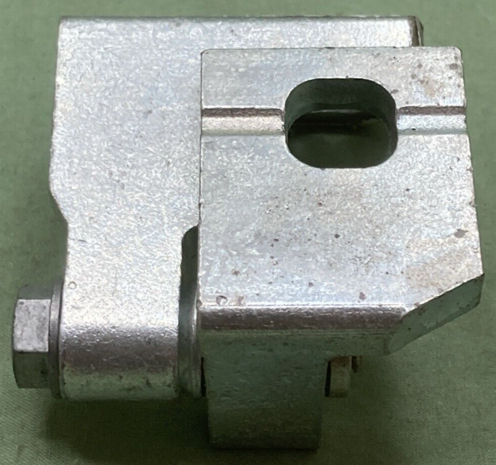 NEW GENUINE MOPAR BY RICAMBI 68200944AA Door Upper Hinge Right Body Half