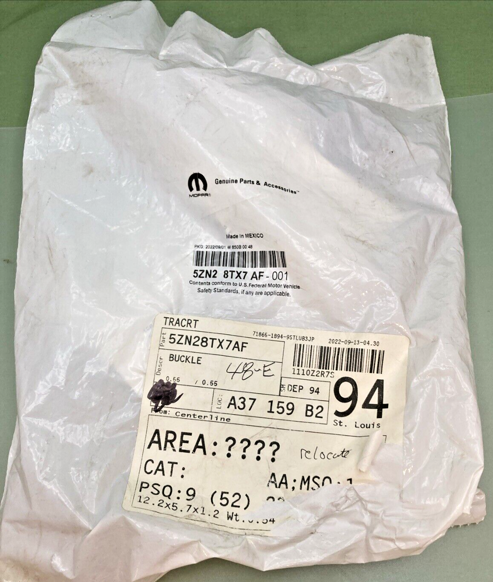 NEW GENUINE MOPAR 5ZN28TX7AF Buckle-Buckle Assembly-S/BELT