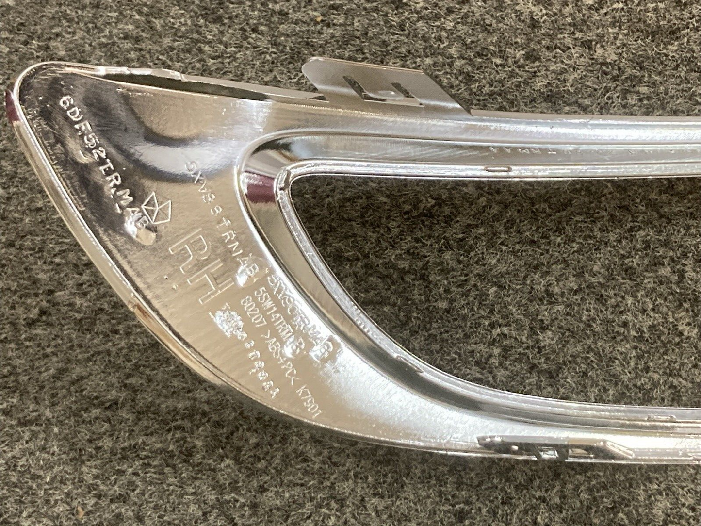 NEW GENUINE MOPAR 5SW14SZ0AB Front Fascia Bezel Right CHROME FITS CHRYSLER 300