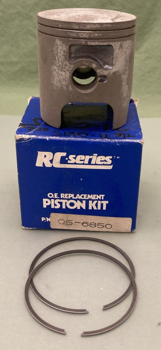 NEW GENUINE RC SERIES 05-6850 PISTON KIT CR125 1985 1.25MM O.S INCOMPLETE