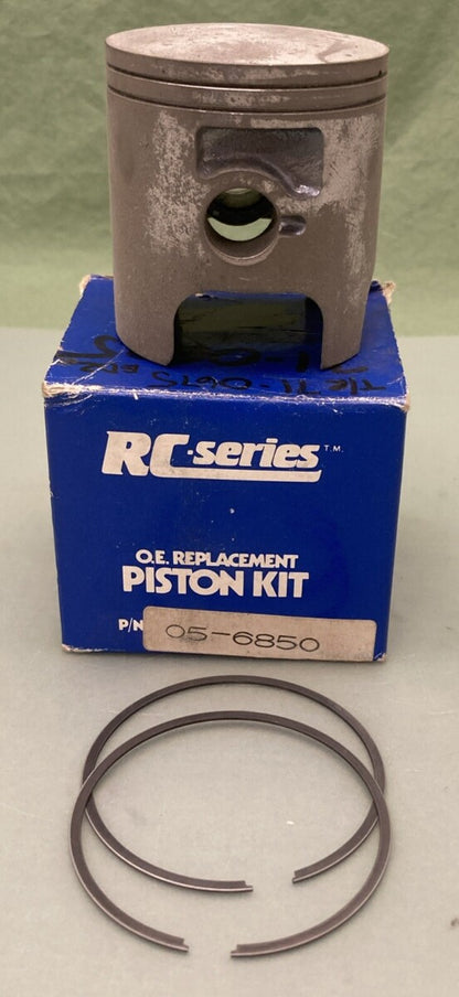 NEW GENUINE RC SERIES 05-6850 PISTON KIT CR125 1985 1.25MM O.S INCOMPLETE
