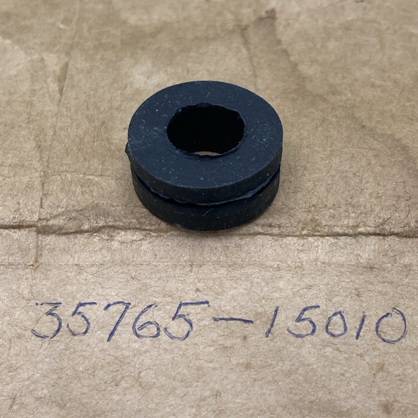 NEW REPLACES SUZUKI 35765-15010 Tail & Brake Lamp Bracket Buffer