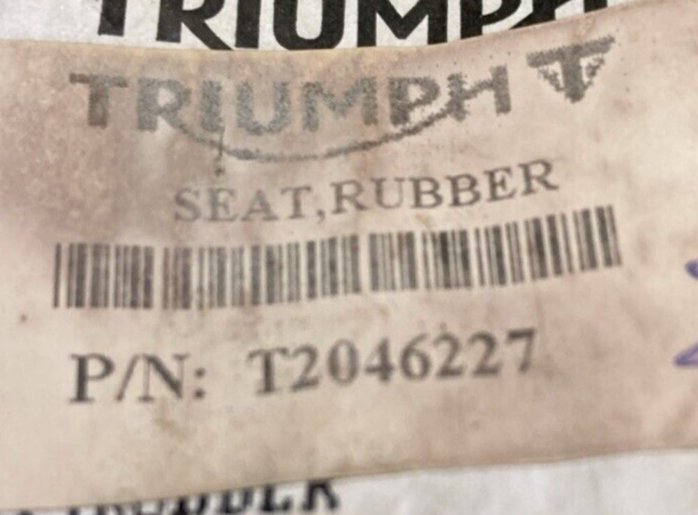 NEW GENUINE TRIUMPH  T2046227 Seat, Rubber