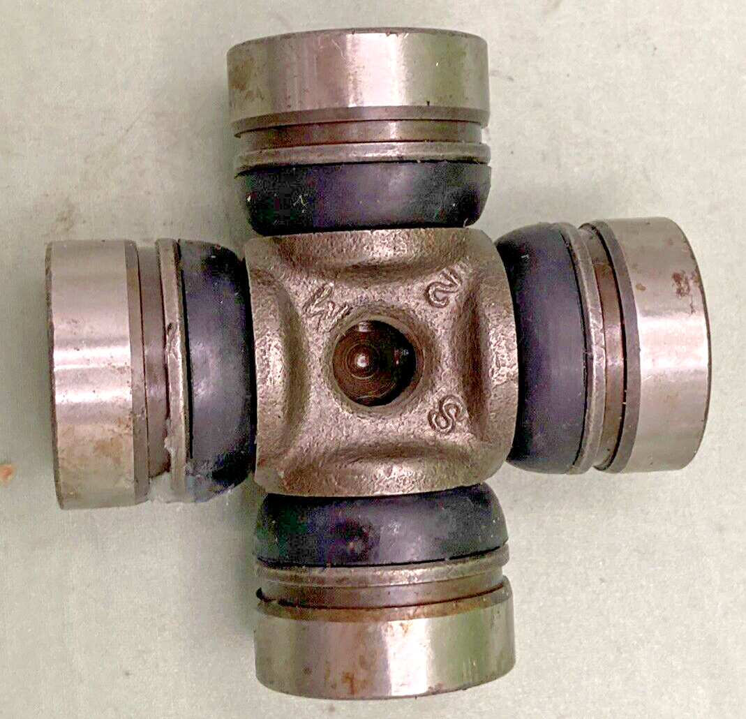 NEW GENUINE POLARIS 1590257 MIDDLE AXLE U-JOINT, ONLY 3 CIRCLE CLIPS