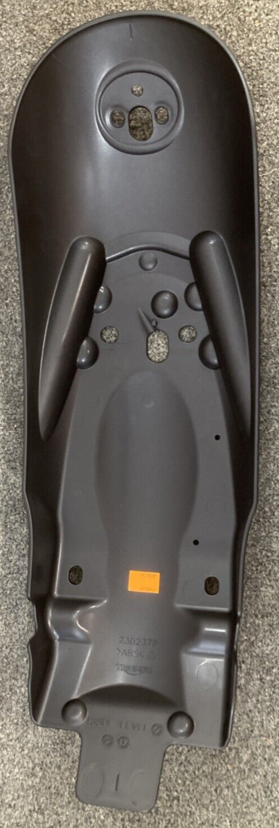 NEW GENUINE TRIUMPH T2302372 MUDGUARD STREET CUP REAR BLACK