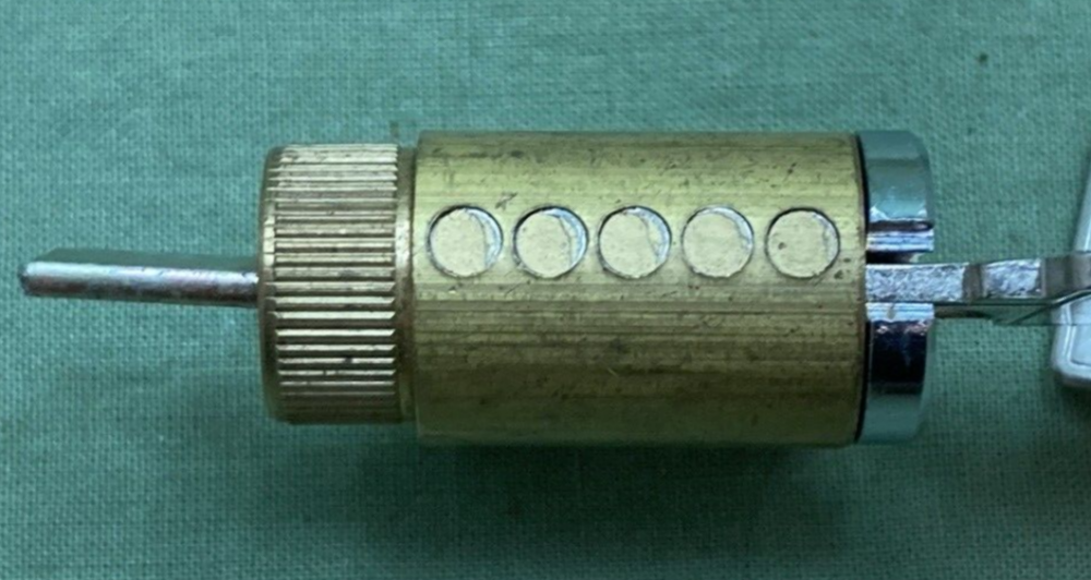 NEW MERICA 224805 CLAD CYLINDER LOCK W/ 2 KEYS