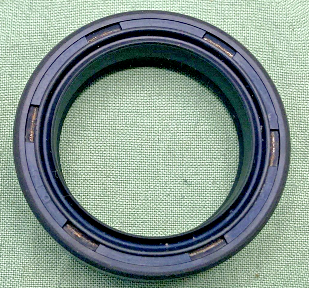 NEW GENUINE YAMAHA 2K5-23145-00 OIL SEAL