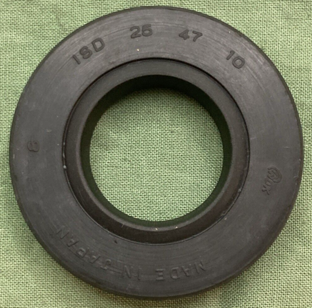 QTY 2 NEW GENUINE SUZUKI 09283-25010 OIL SEALS DRIVE SHAFT FITS 150 S32-2