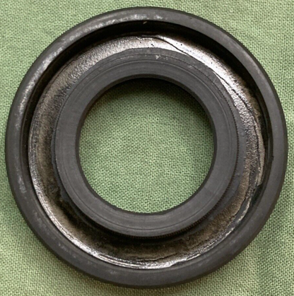 QTY 2 NEW GENUINE SUZUKI 09283-25010 OIL SEALS DRIVE SHAFT FITS 150 S32-2