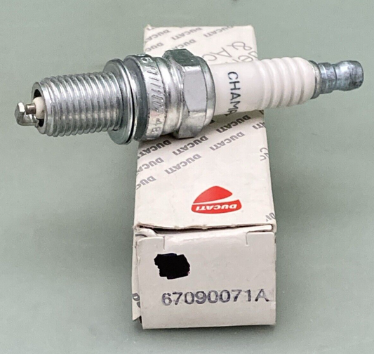 NEW GENUINE DUCATI 67090071A SPARK PLUG CHAMPION RA4HC