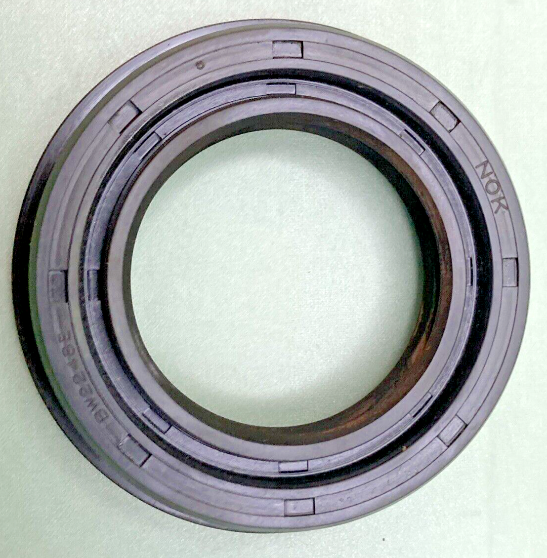 NEW NOK BW2248E OIL SEAL 45X68X15