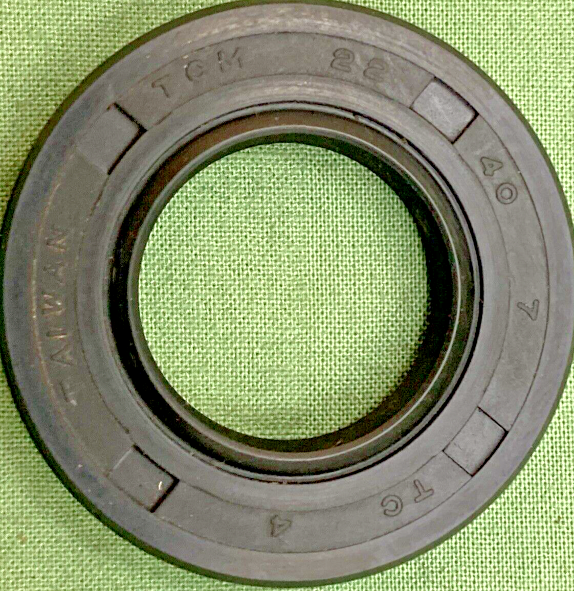 NEW TCM 22x40x7 TC OIL SEAL, 0.866" x 1.575" x 0.276"