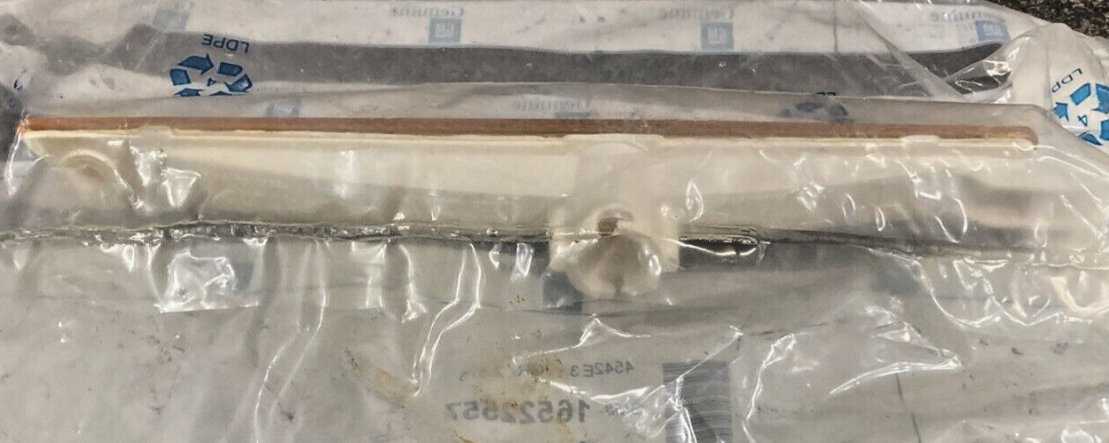 NEW GENUINE GM 16522557 LEFT FRONT SIDE MARKER LAMP, 1997 2005 MALIBU CUTLASS