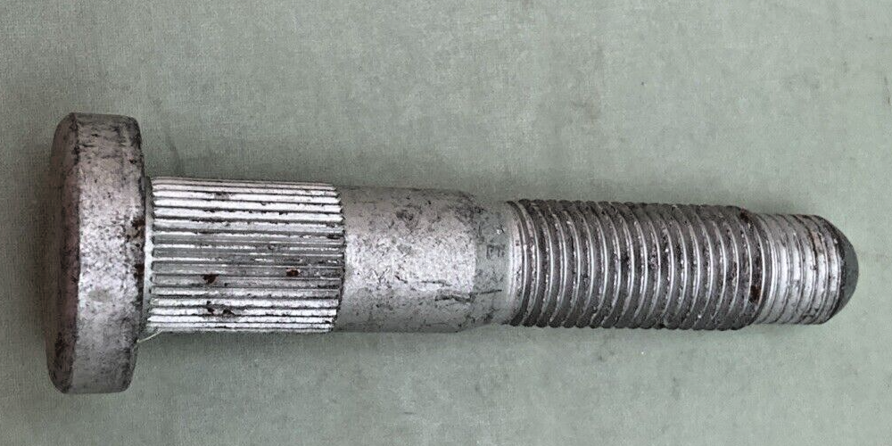 NEW GENUINE GM 15732582 REAR WHEEL BOLT, M14-1.50 SERRATED WHEEL STUD - 15.87mm