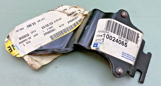 NEW GENUINE GM 10024065 BRACKET ASSEMBLY, REAR AXLE TORQUE ARM OUTER, 1982-1992