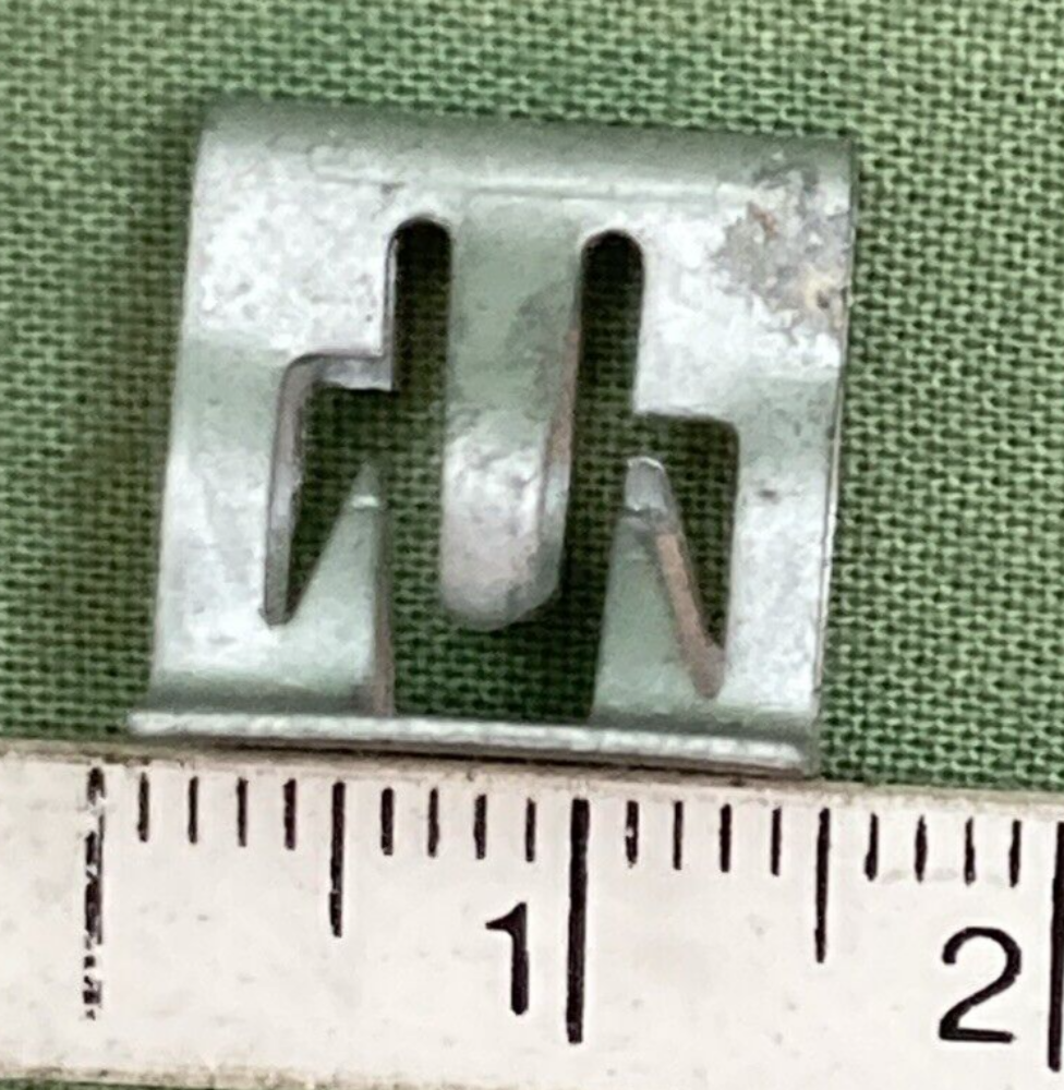 NEW GENUINE GM 21097524 Clip Back Body Opening Upper Molding