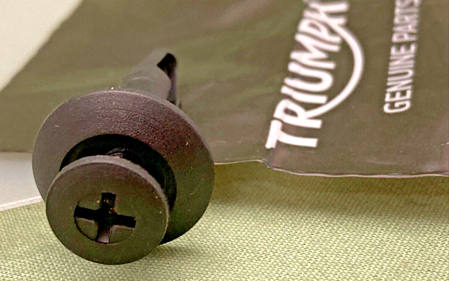 NEW GENUINE TRIUMPH T3701170 Rivet, Plastic, Screw Type